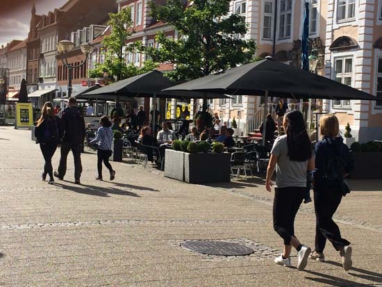 LA PALABRA MÁGICA “HYGGE” PARA EL DÁNES ES&nbsp;FELICIDAD